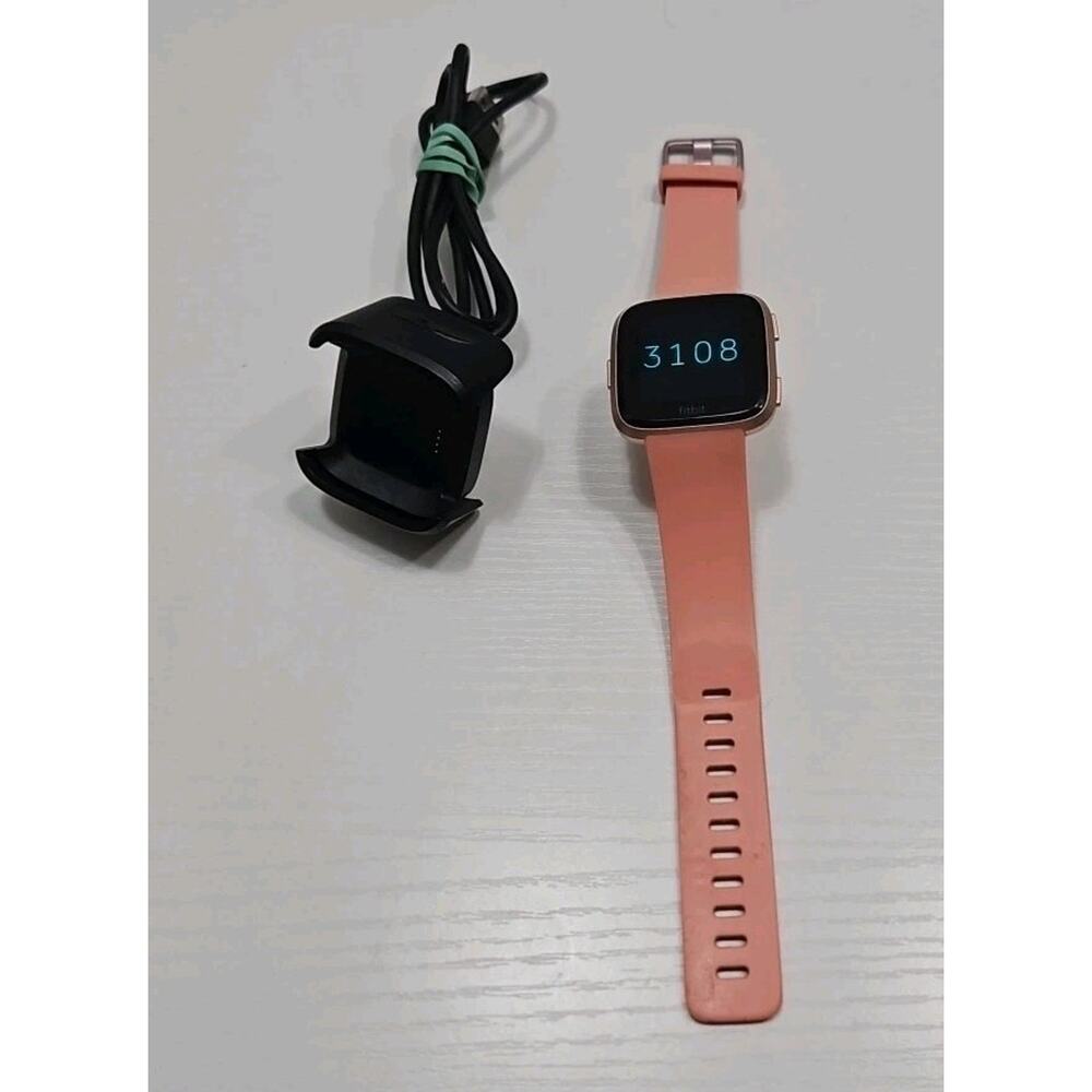 Fitbit Versa Activity Tracker Watch Rose Gold / Pink With Charging Cable F70
